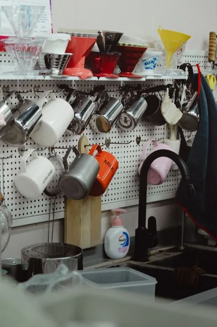 Trois agents d’entretien en uniforme, munis d’équipement, dans un intérieur de maison moderne, illustrant l’esprit d’équipe et le professionnalisme.